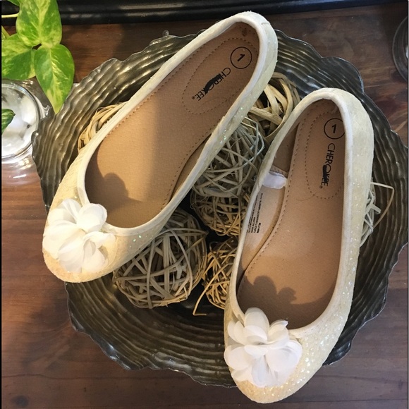 Girls size 1, sparkle sequined and flower flats - Picture 2 of 8